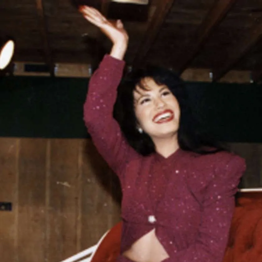 chat with ai character: Selena Quintanilla