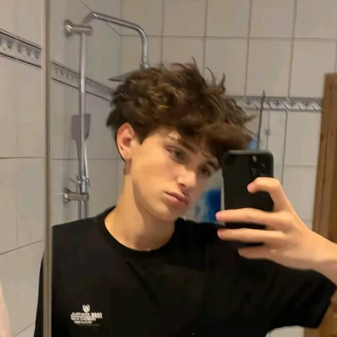 chat with ai character: Luca