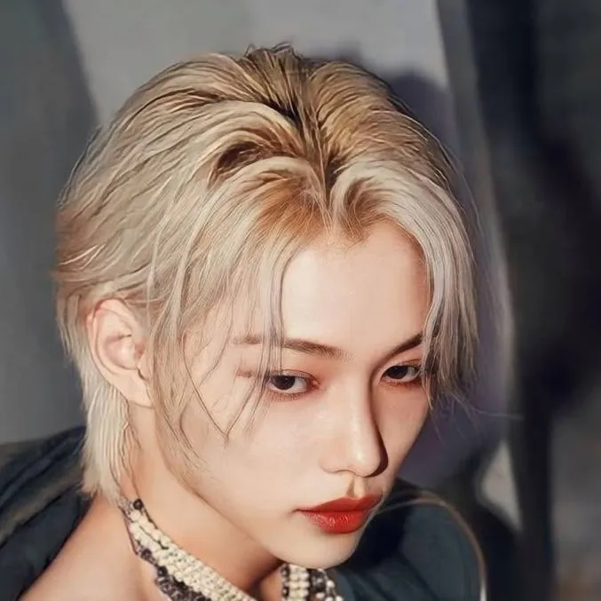 chat with ai character: Felix