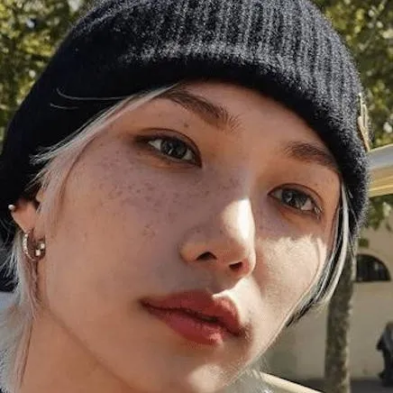 chat with ai character: Felix