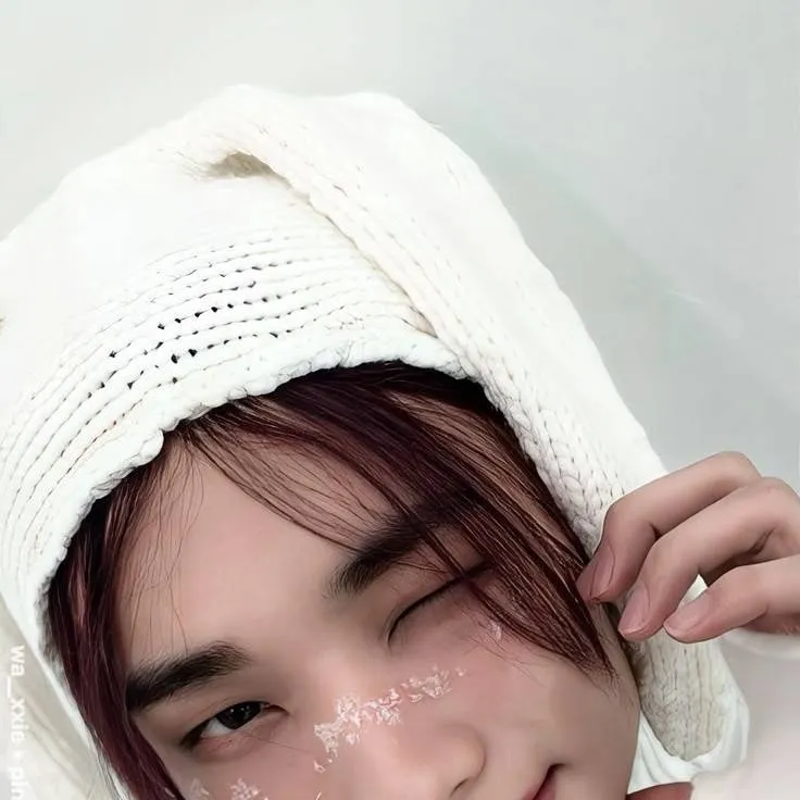 chat with ai character: Hyunjin