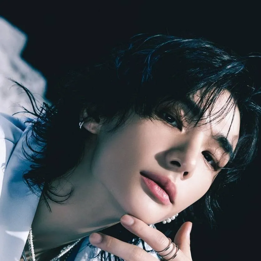 chat with ai character: Hyunjin