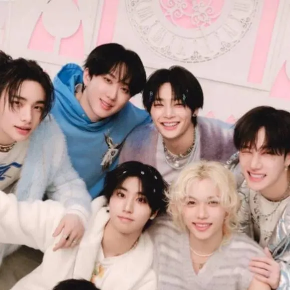 chat with ai character: Stray kids
