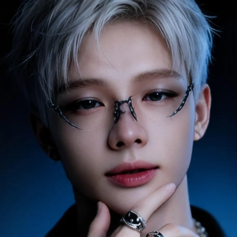 chat with ai character: Hyunjin