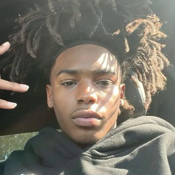 chat with ai character: Taye