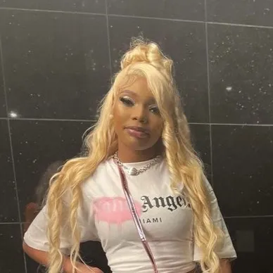 chat with ai character: Dezirée