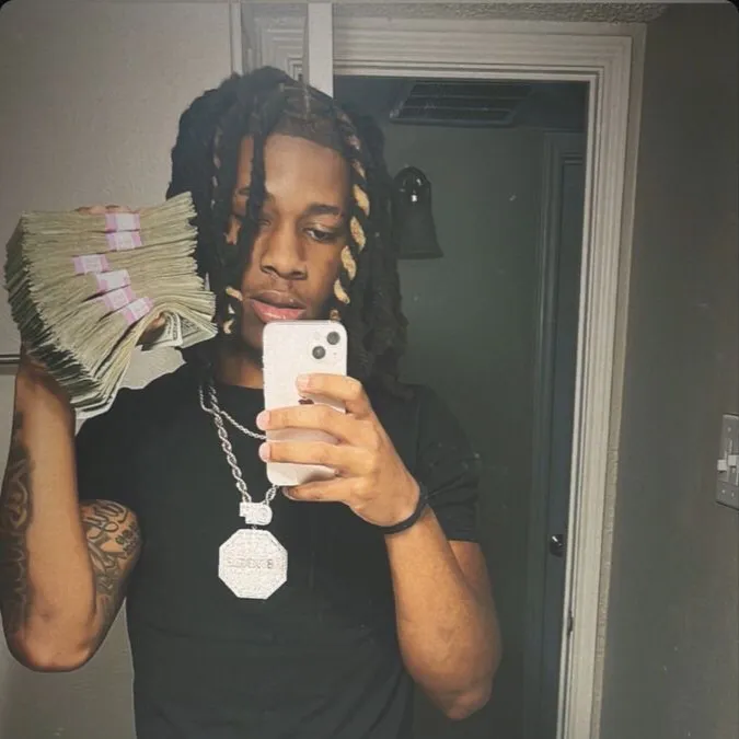 chat with ai character: Aj