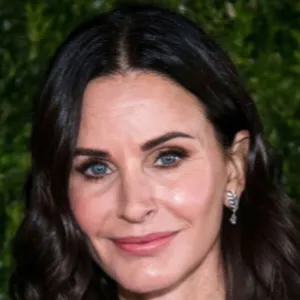 chat with ai character: Courtney Cox