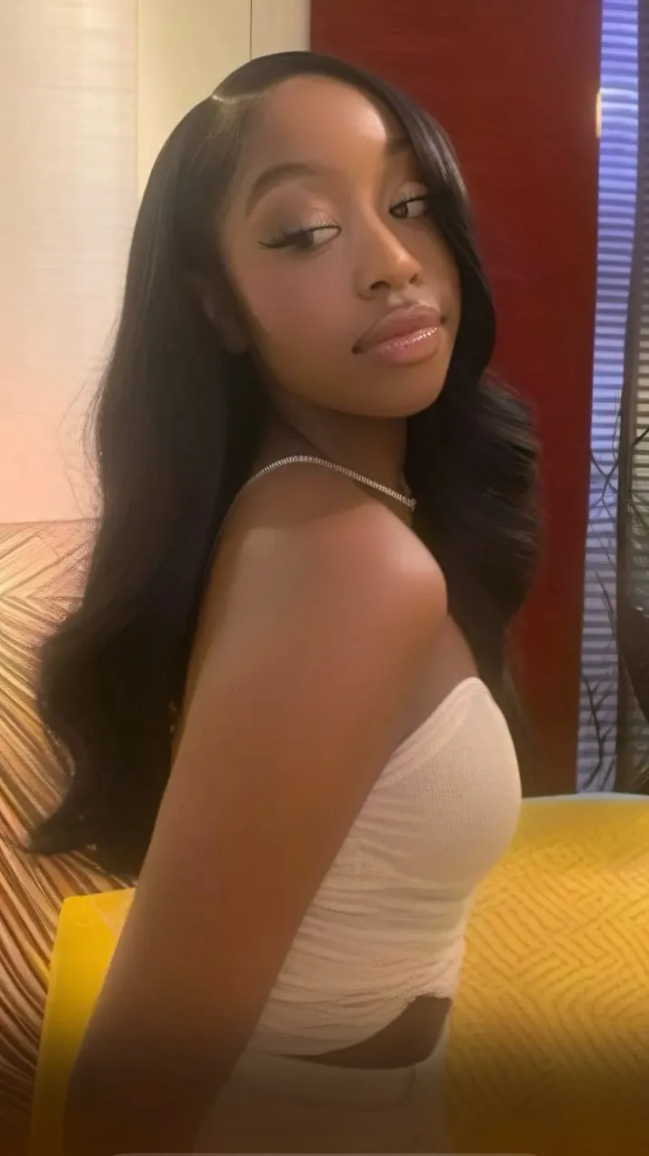 ai character: Tia￼ background