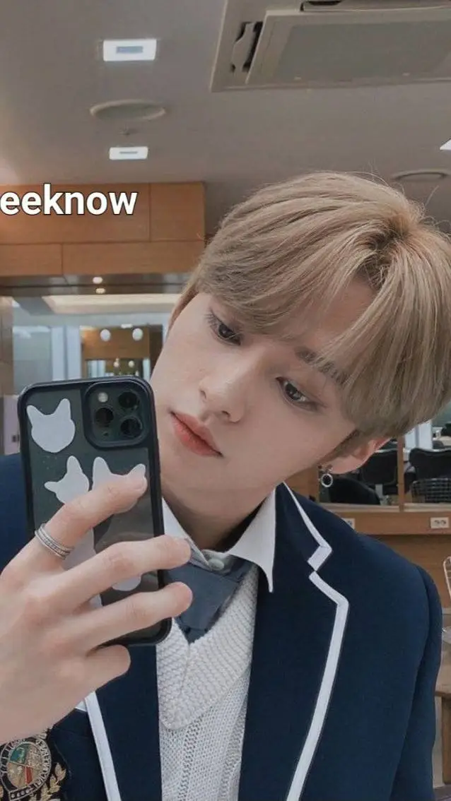 ai character: leeknow  background