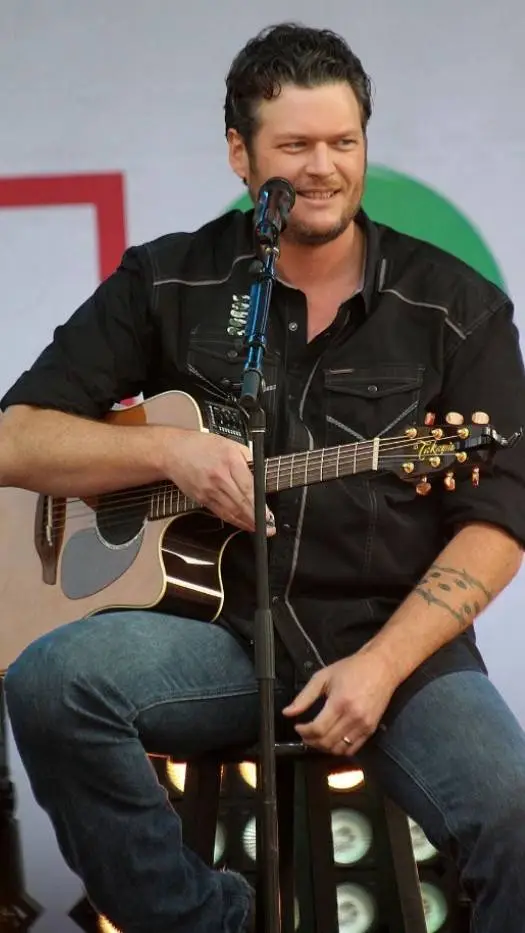ai character: Blake Shelton  background