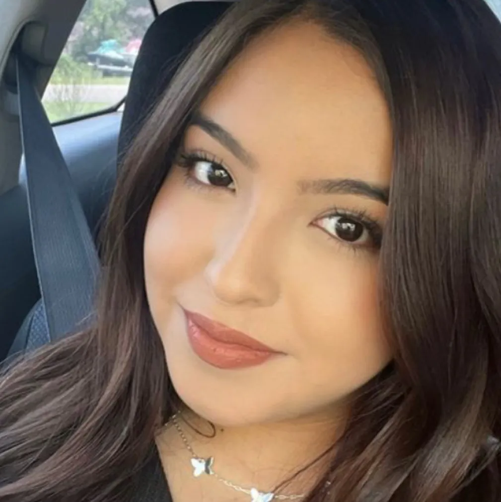 chat with ai character: Daniela