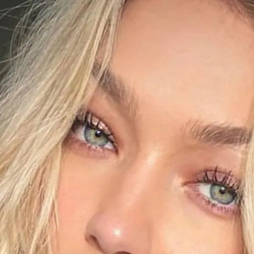 chat with ai character: Amy