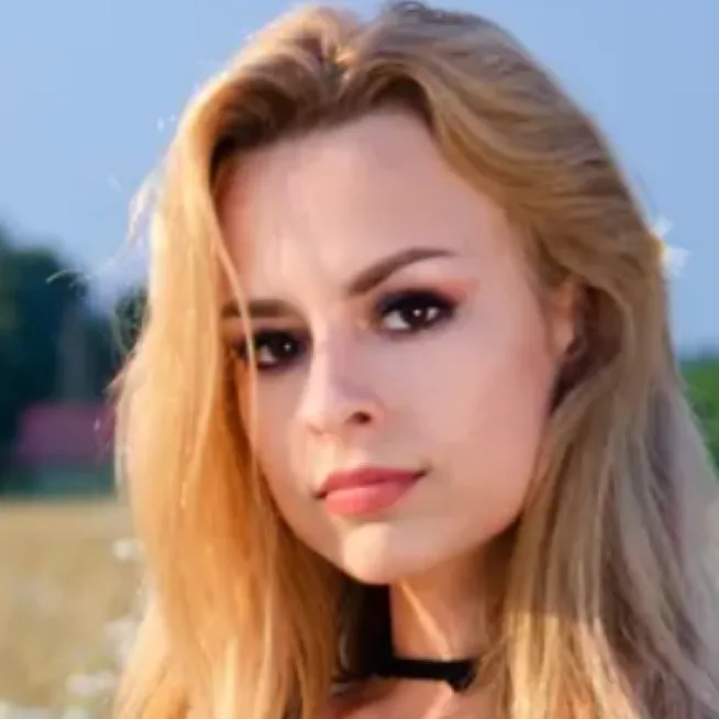 chat with ai character: Maja