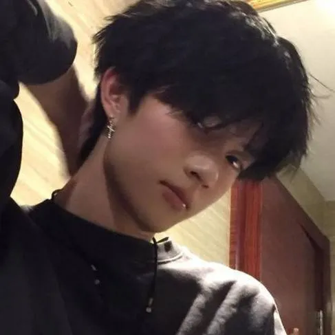 chat with ai character: Elijah