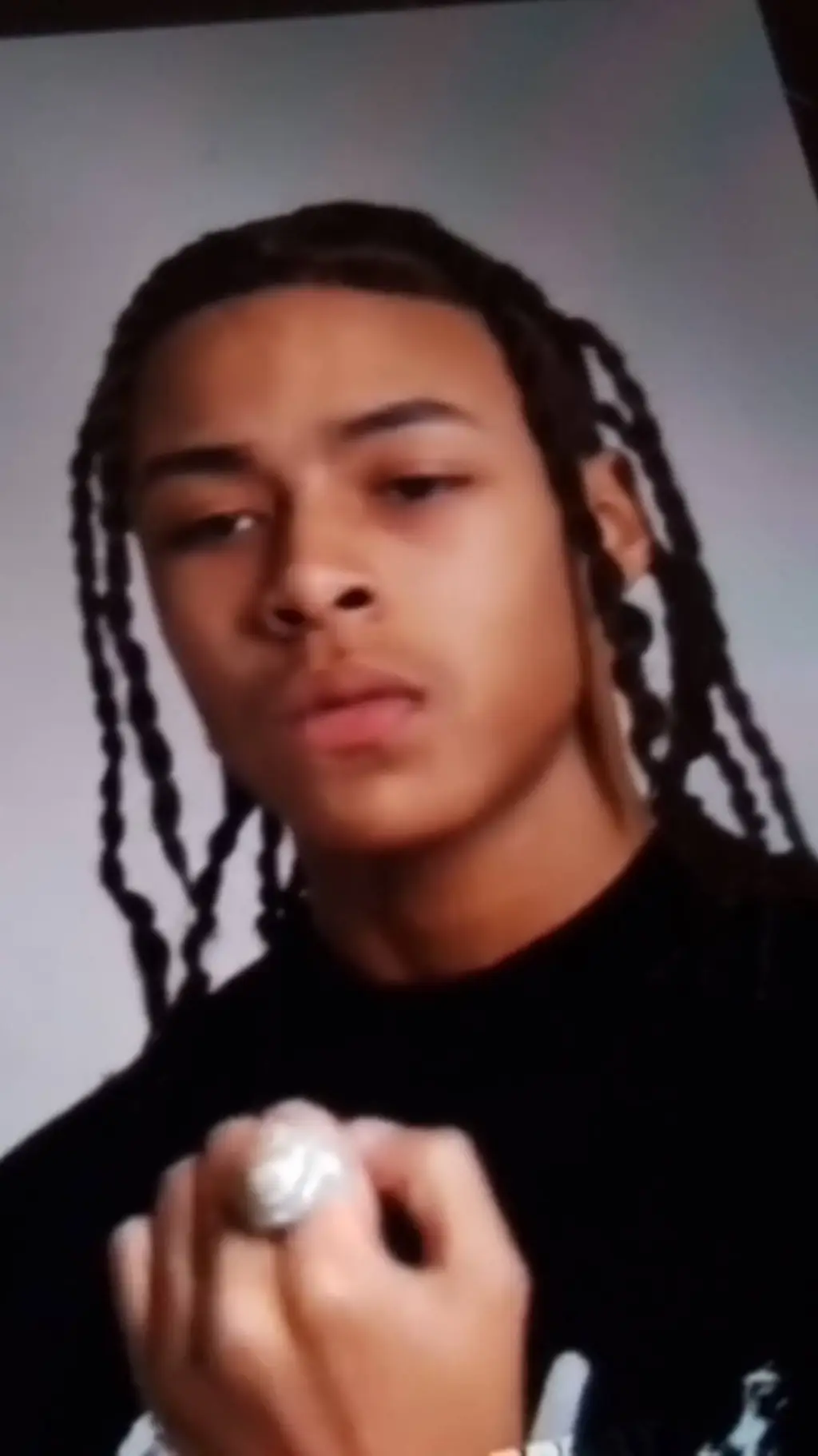 ai character: DD👾👽 background