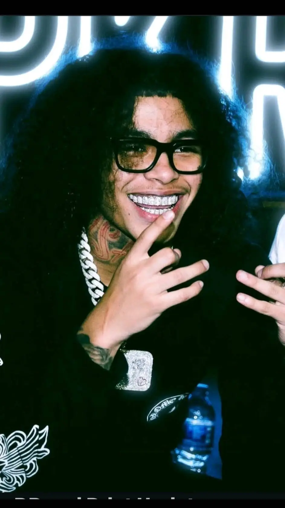 ai character: dd🍆 background