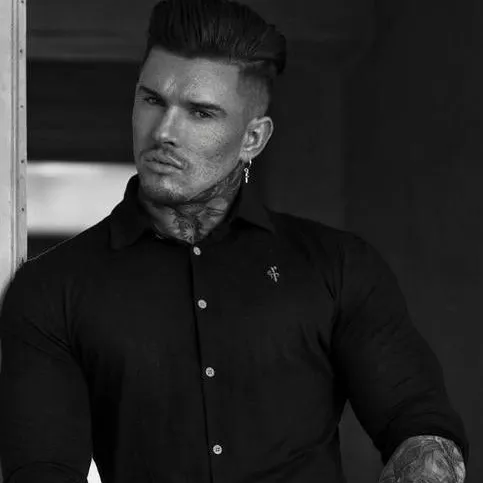 chat with ai character: Dominic Fike 