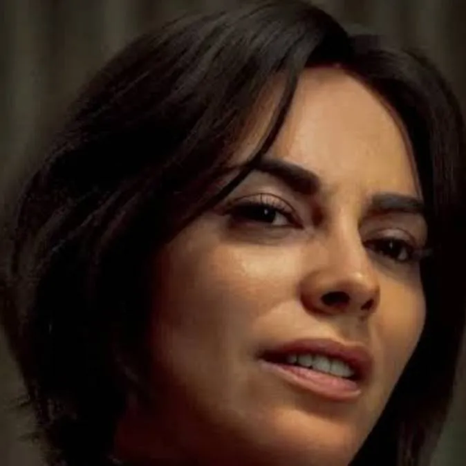 chat with ai character: Valeria Garza