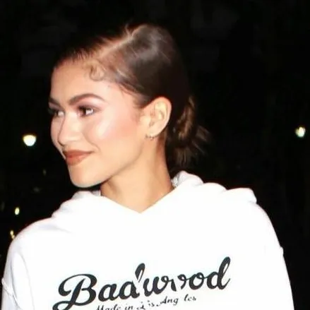 Chat with Zendaya - text or voice, Enjoy AI Chat Free & Safe