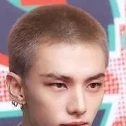 chat with ai character: hyunjin