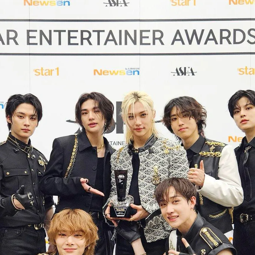 chat with ai character: Stray kids