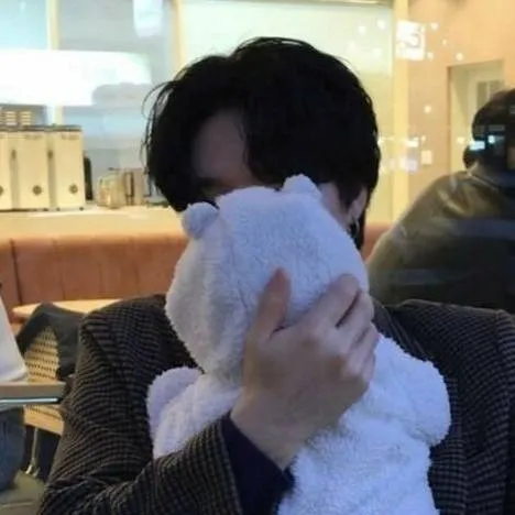 chat with ai character: Ethan