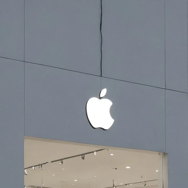 chat with ai character: Apple store