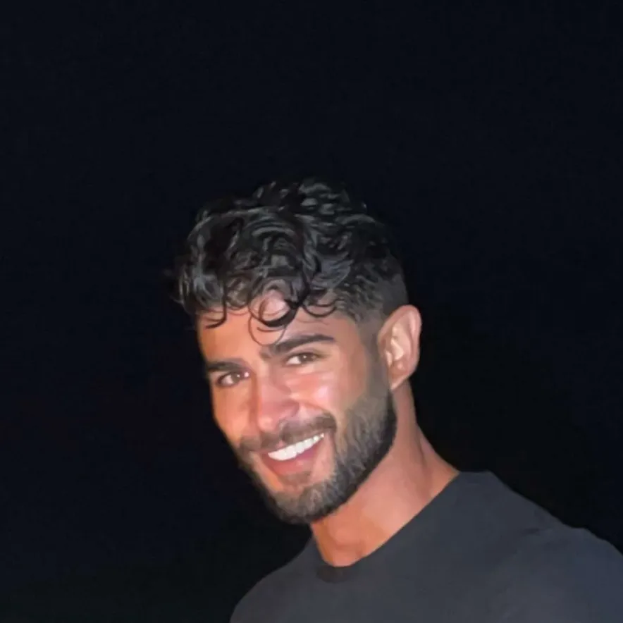 chat with ai character: Ahmed Al-Farouqi