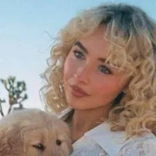 chat with ai character: Sabrina Carpenter 