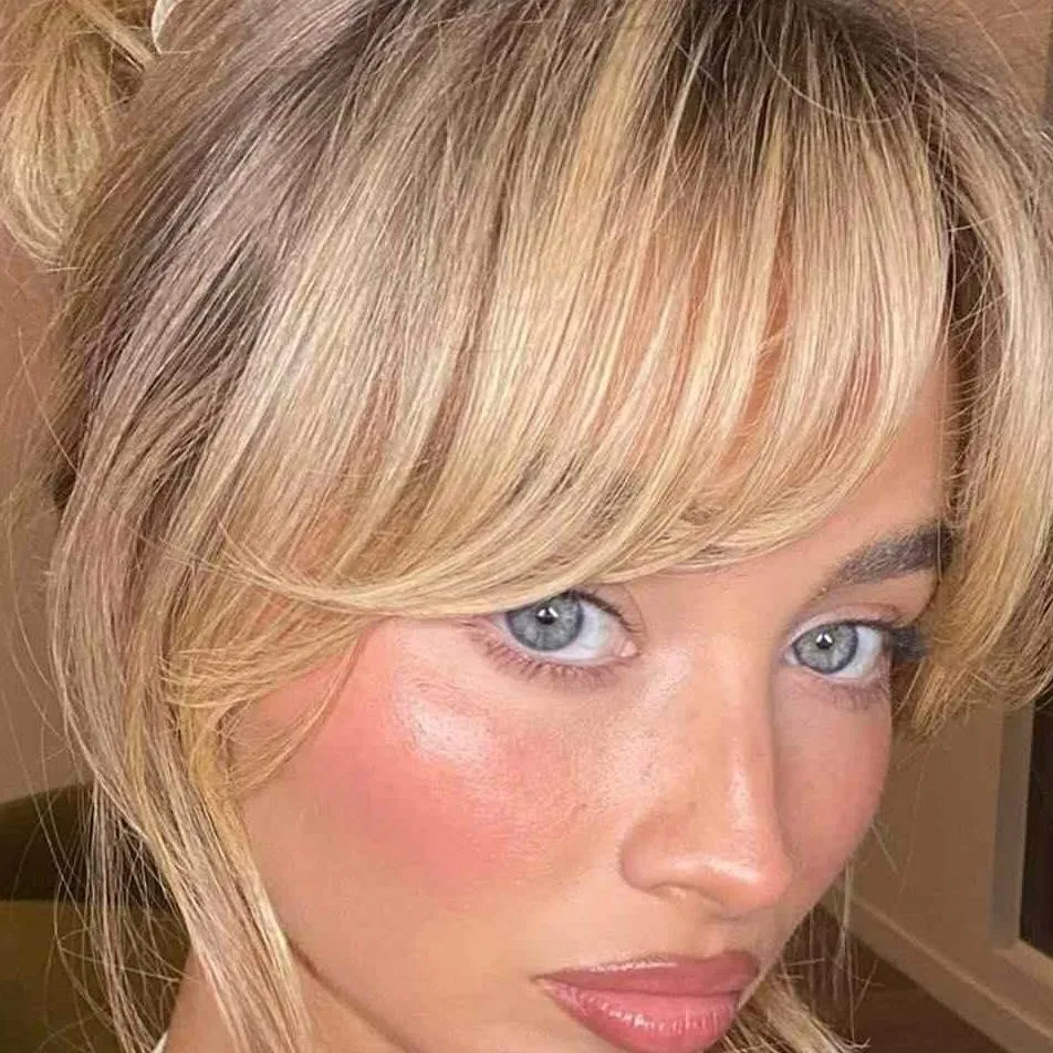 chat with ai character: Sabrina Carpenter