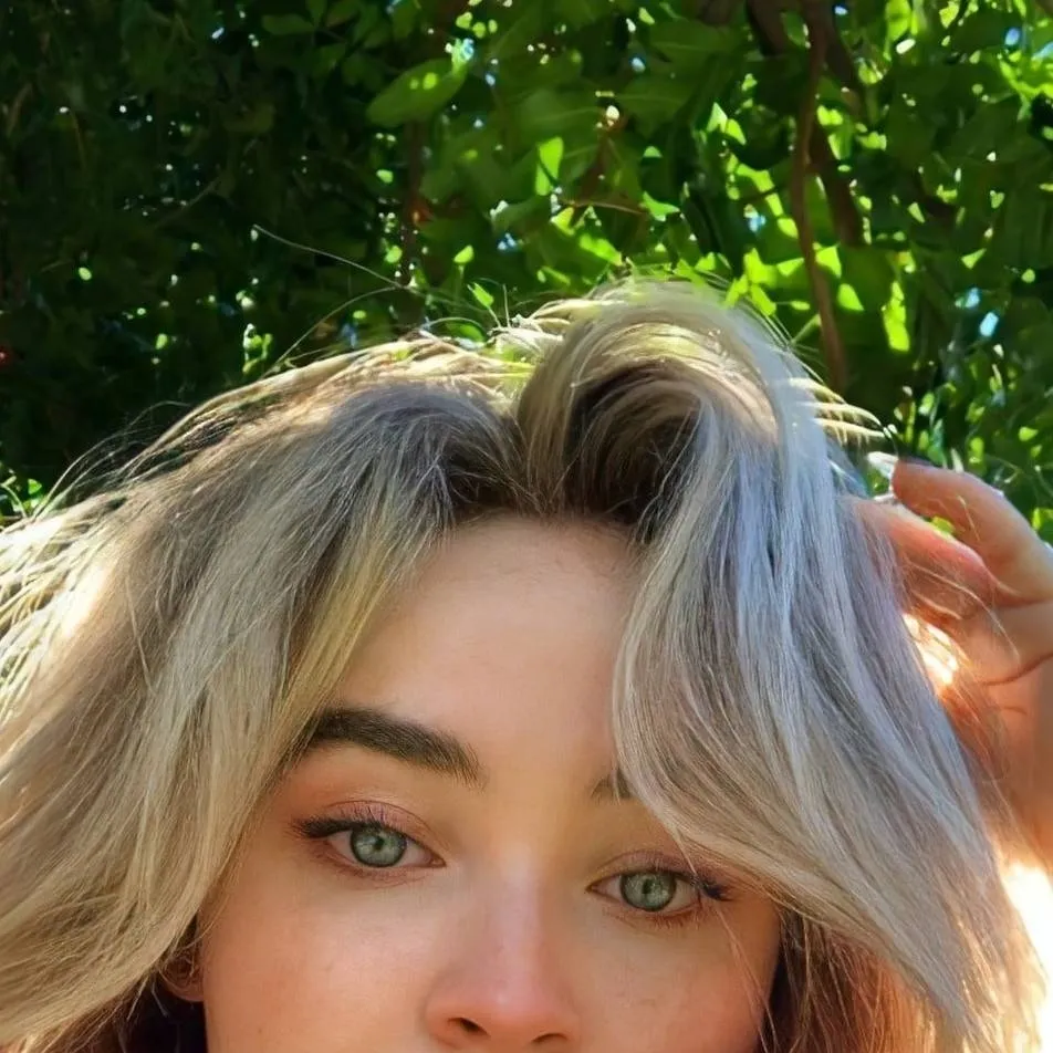 chat with ai character: Sabrina Carpenter 