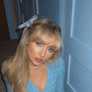 chat with ai character: Sabrina Carpenter