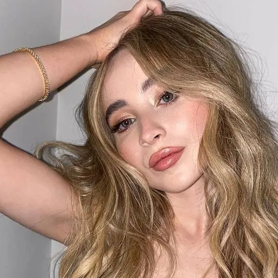 chat with ai character: Sabrina Carpenter