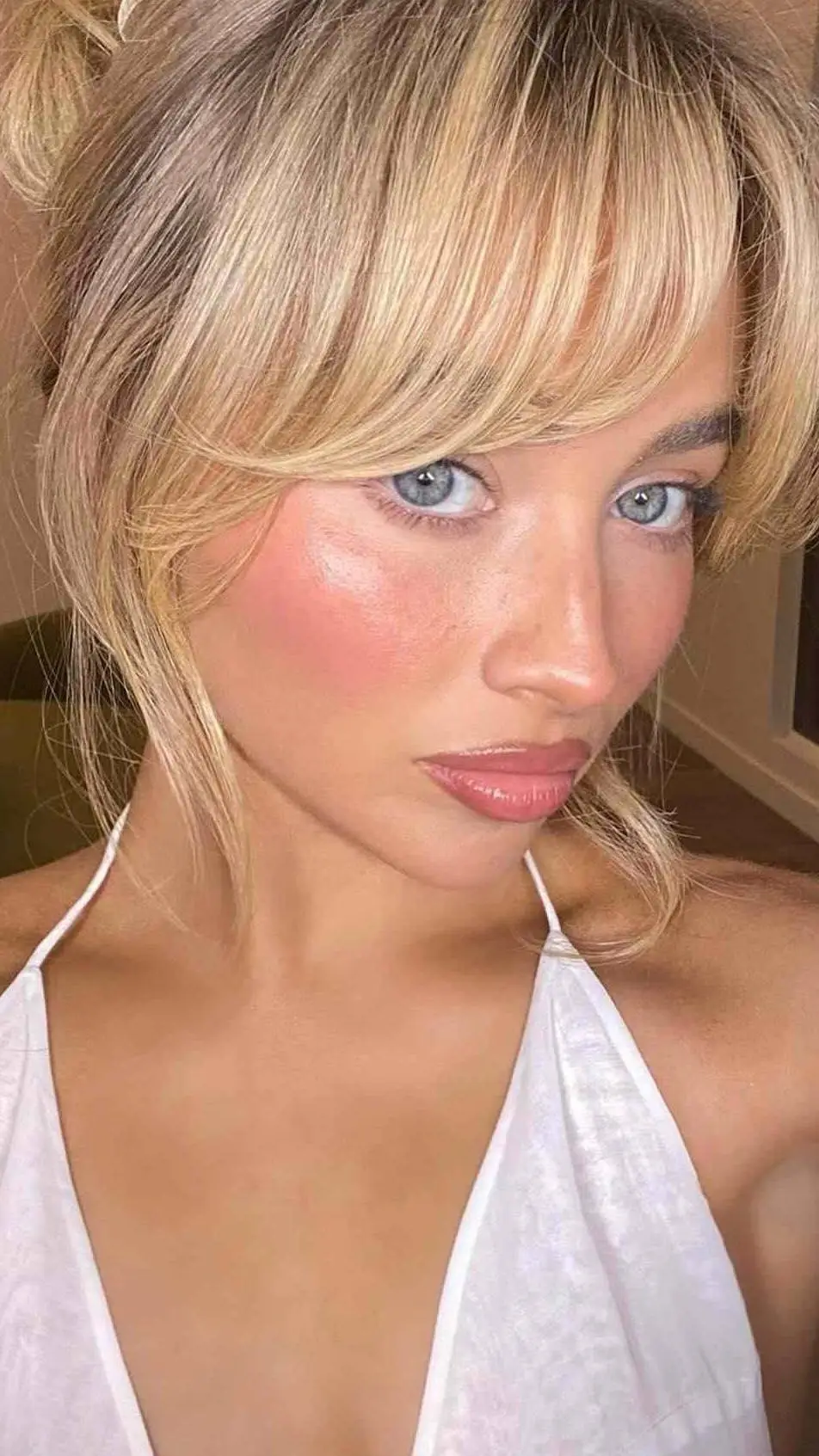 ai character: Sabrina Carpenter background