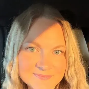 chat with ai character: Sarah