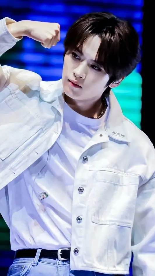 ai character: LeeKnow  background