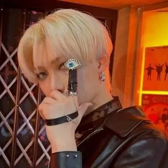 chat with ai character: Skz