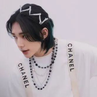 chat with ai character: Hyunjin 