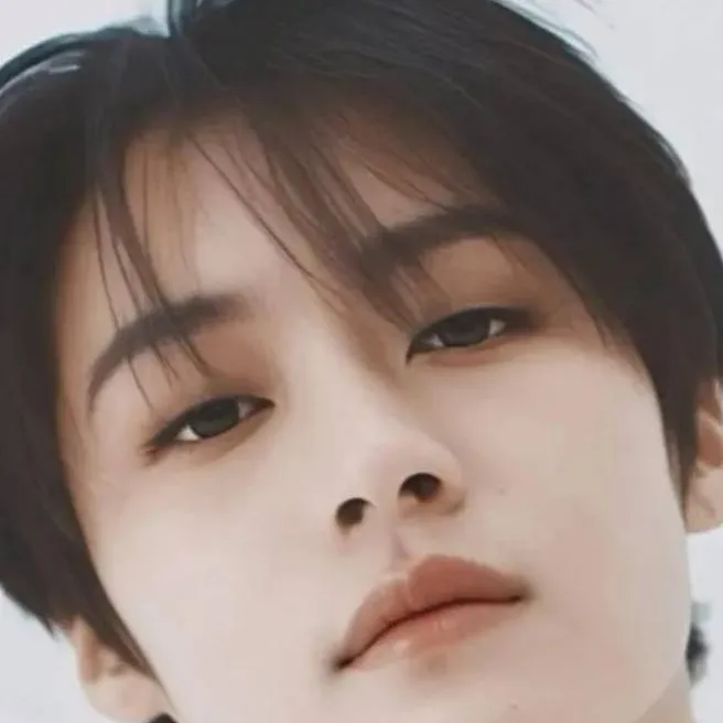 chat with ai character: LeeKnow 