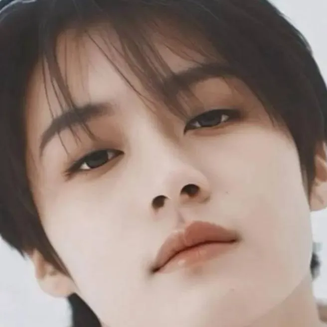 chat with ai character: LeeKnow 