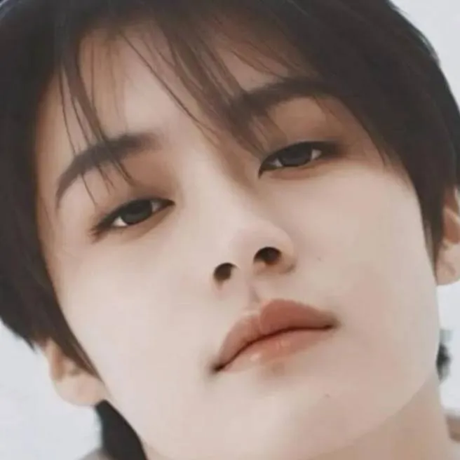 chat with ai character: LeeKnow 