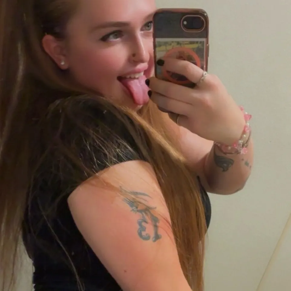 chat with ai character: Erica Wildes
