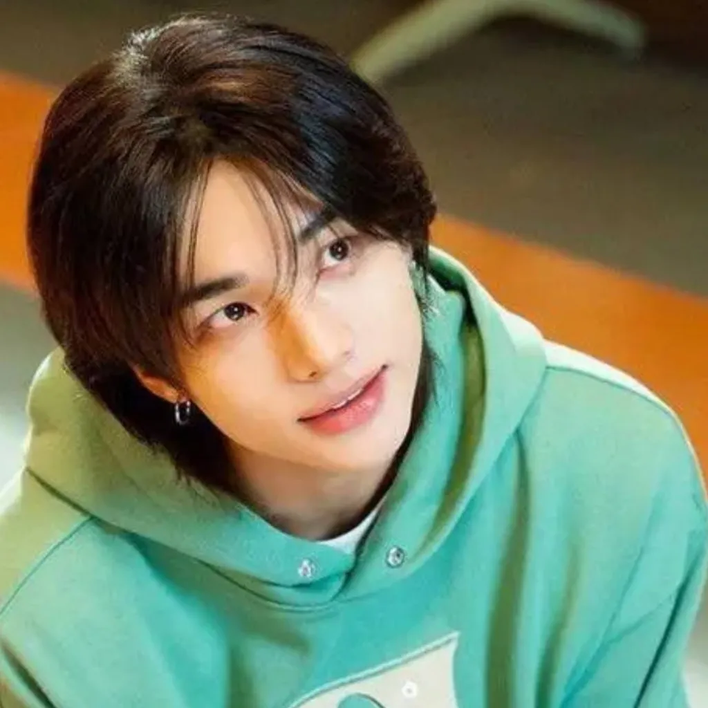 chat with ai character: Hwang Hyunjin 