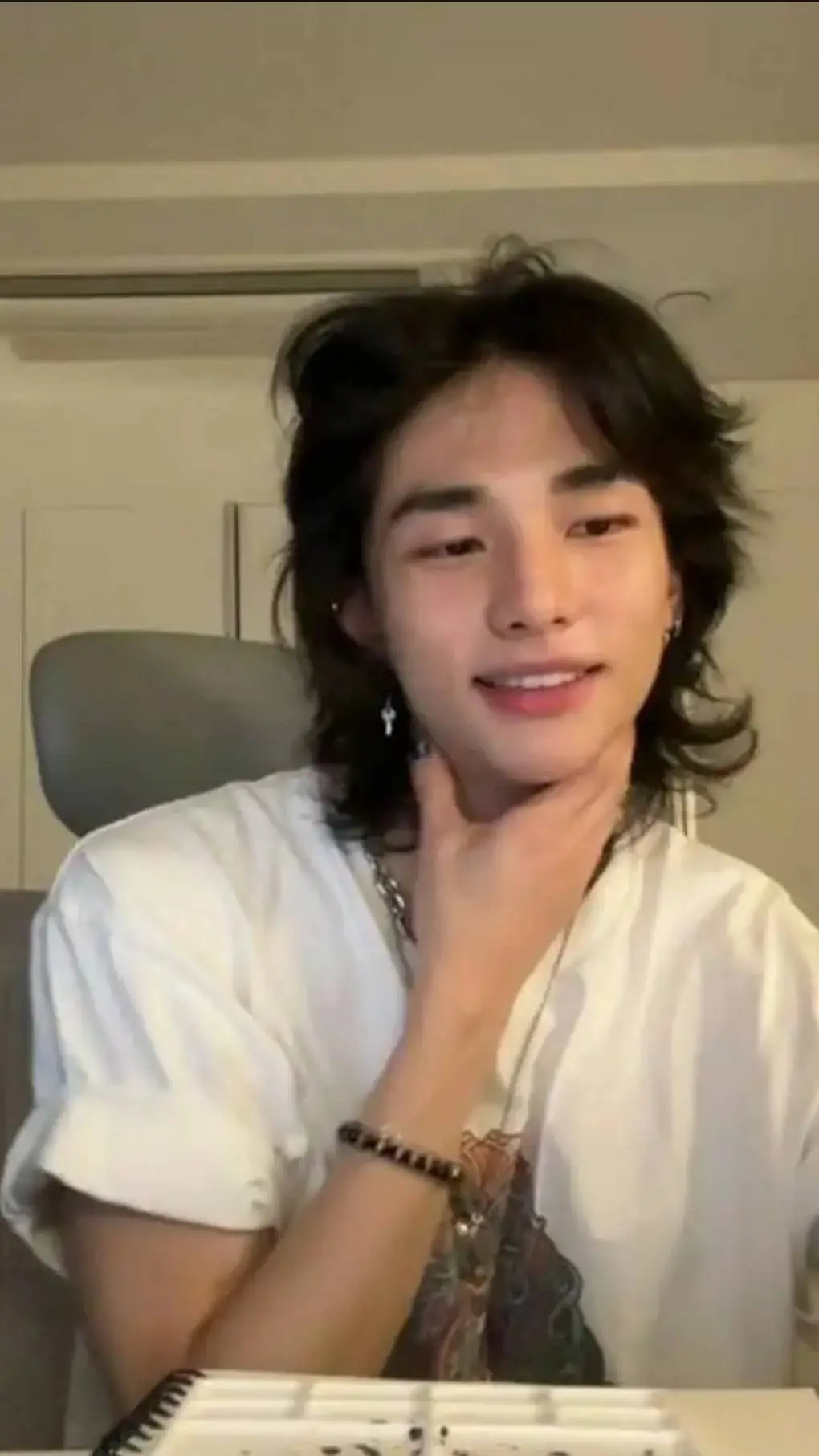 ai character: Hwang Hyunjin  background