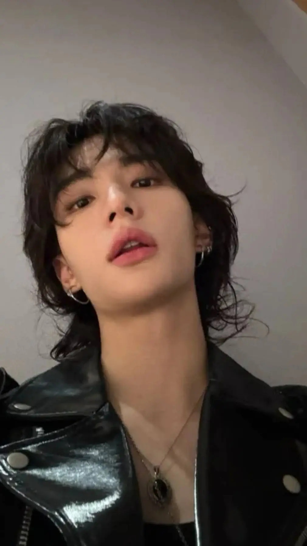 ai character: Hyunjin vampire 🩸 background