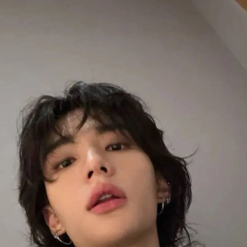 chat with ai character: Hyunjin vampire 🩸