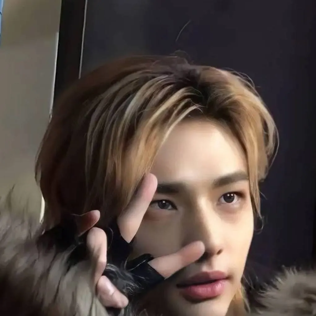 chat with ai character: Hyunjin~🍁🍂