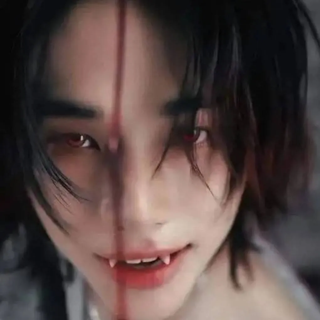 chat with ai character: Hyunjin vampire 🩸