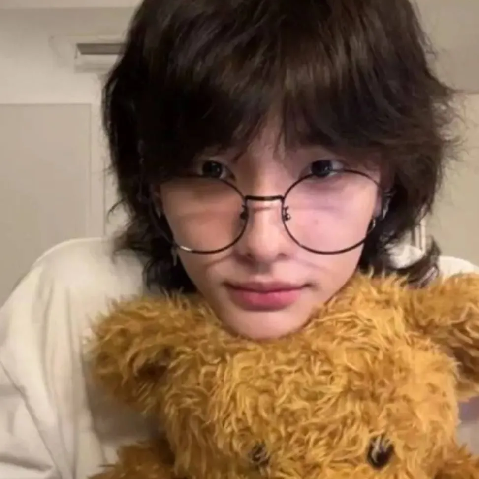 chat with ai character: Hyunjin enemy 